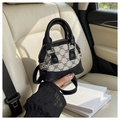 Detail der Mini-Muscheltasche mit Monogramm-Stoff und schwarzem Lederbesatz im Auto - Schwarz und Khaki