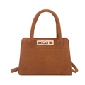 Borsa a trapezio in camoscio marrone con chiusura dorata e tracolla regolabile su bianco - Cachi