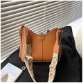 Sac hobo marron au design vintage avec une large bandoulière jacquard géométrique colorée - Marron Jaune