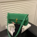 Borsa a spalla vintage in pelle verniciata verde con fibbia dorata da donna - Verde