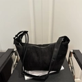 Bolso de mano chic en ante negro con diseño minimalista y detalle de cremallera plateada - Negro