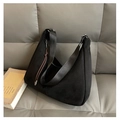 Detail der schwarzen Wildleder-Hobo-Tasche auf dem Sofa mit breitem Schultergurt - Schwarz
