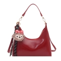 Sac hobo vintage en cuir huilé rouge avec charm ShellieMay et fine bandoulière - Rouge avec Pendentif