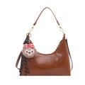 Sac sous le bras en cuir marron brillant en forme de lune avec breloque ours - Marron Avec Pendentif