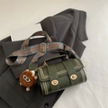 Sac Boston vintage vert foncé avec rivets dorés et bandoulière bohème chic - Avec Pendentif / Vert