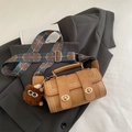 Sac Boston rétro marron avec rivets dorés, bandoulière large et charm ours mignon - Avec Pendentif / Marron