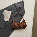 Sac baguette léopard en suédine avec chaîne dorée et détails de bandoulière noire - Marron (Sans Pendentif)