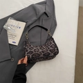 Retro-Schultertasche mit Leopardenmuster aus Wildleder und schwarzen Lederriemen - Schwarz ohne Anhänger