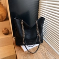 Klassische schwarze Leder-Beuteltasche mit goldener Kette und Kordelzug-Detail - Schwarz