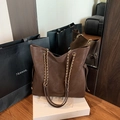 Braune Beuteltasche aus Leder mit goldener Kette und seitlichem Kordelzug - Braun