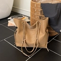 Schicke braune Beuteltasche aus Leder mit goldener Kette und Kordelzug für Damen - Braun