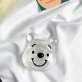 Detailansicht der transparenten Winnie-Bär-Handyhalterung auf weißem Seidenhintergrund - Transparent