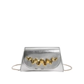 Piccola borsa in pelle argento metallizzato con ornamento dorato e tracolla a catena - Argento