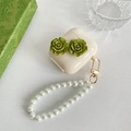 Dettaglio custodia AirPods con rose verdi 3D e cinturino da polso con perle - Piccola camelia verde-Con catena di perle-Khaki (AirPods Pro)