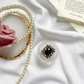 Supporto per telefono di lusso con pietra nera, perle e strass su tessuto bianco - Supporto in Resina Epossidica Glitterata - Rotondo - Diamante Rettangolare