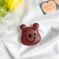 Supporto per cellulare a forma di orso bruno-rosso su tessuto bianco con fiori - Rosso