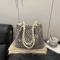 Bolso tote vintage con estampado de leopardo y asas trenzadas sobre una mesa - Style Without Charm / Blanco