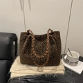 Bolso tote retro con estampado de leopardo y asa trenzada marrón sobre fondo beige suave - Style Without Charm / Verde