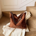 Braune Wildleder-Eimertasche mit silbernen Nieten-Steppmuster und Metall-Logo - Braun