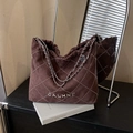 Dunkelbraune Wildleder-Beuteltasche mit Steppnieten, Kettenriemen und Metall-Logo - Braun