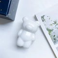 Support de téléphone rétractable blanc brillant en forme d'ours sur fond épuré - Support Ours Macaron / Blanc