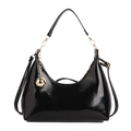 Schwarze glänzende Hobo-Schultertasche mit goldener Kette und geprägtem Logo-Detail - Schwarz