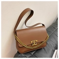 Detailaufnahme der braunen Ledertasche mit goldener Kette und metallischer Schnalle - Khaki