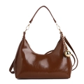 Sac à épaule en cuir verni marron avec pendentif boule dorée et design croissant - Marron