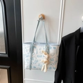 Witte canvas shopper met blauwe graffiti-beerprint en pluchen konijnenhanger - Met Ornament / Blauw