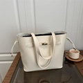 Bolso cubo minimalista de cuero beige con cierre dorado y bolsa interior negra - Blanco