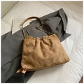 Detalle de bolso bandolera de ante marrón con costuras acolchadas y cadena metálica - Caqui