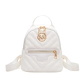 Mini mochila de cuero sintético acolchado blanco con colgante M dorado y diseño en V - Blanco