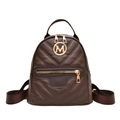 Mini mochila acolchada en marrón oscuro con logo M dorado y correas ajustables suaves - Marrón