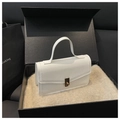 Dettaglio di borsa in pelle bianca con fibbia dorata e cuciture eleganti a mano - Bianco