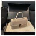 Dettaglio borsa a tracolla beige con cuciture bianche e chiusura oro in scatola - Cachi