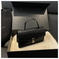 Borsa a mano quadrata nera minimalista con fibbia dorata in una confezione regalo di lusso - Nero