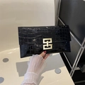 Pochette a busta nera con stampa coccodrillo e chiusura metallica geometrica dorata - Nero