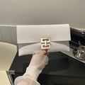 Elegante borsa a busta bianca con trama a coccodrillo e fibbia in metallo dorato - Bianco