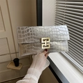 Pochette a busta argento con trama a coccodrillo e fibbia geometrica dorata di classe - Argento