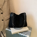 Schicke schwarze Stepptasche aus Wildleder-Optik mit silbernem Ketten-Schultergurt - Schwarz