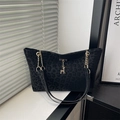 Borsa tote nera leopardata con catena dorata e ciondolo a forma di cervo in stanza - Nero
