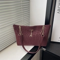 Borsa tote bordeaux con motivo leopardato, ciondolo a forma di cervo e tracolla a catena - Rosso