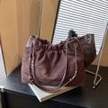 Braune gesteppte Tragetasche aus Wildleder mit silberner Kette und weichem Design - Braun