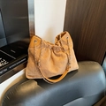 Schicke braune gesteppte Kettenschultertasche aus Wildleder mit Rautenmuster und Metallriemen - Khaki