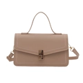 Bolso bandolera beige minimalista con costuras blancas y cierre de hebilla dorada - Caqui