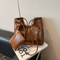 Grande borsa tote in ecopelle marrone scuro con pochette abbinata e scritta dorata elegante - Marrone Senza Ciondolo