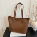 Borsa tote minimalista in pelle marrone con logo dorato e tracolla regolabile - caffè