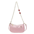 Bolso de hombro rosa con textura litchi, cadena dorada y adornos de fresa roja - Rosa