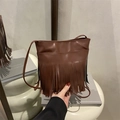 Borsa a tracolla retrò marrone con frange, design capiente e cinturino elegante - Marrone