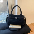 Borsa tote in pelle scamosciata nera opaca con tracolla regolabile e fibbia a cintura - Nero